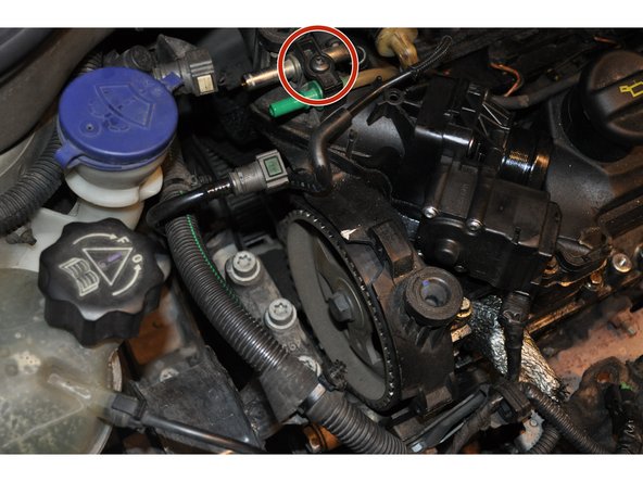 
Unscrew the hose clamp on the rocker cover with a T30 torx key
