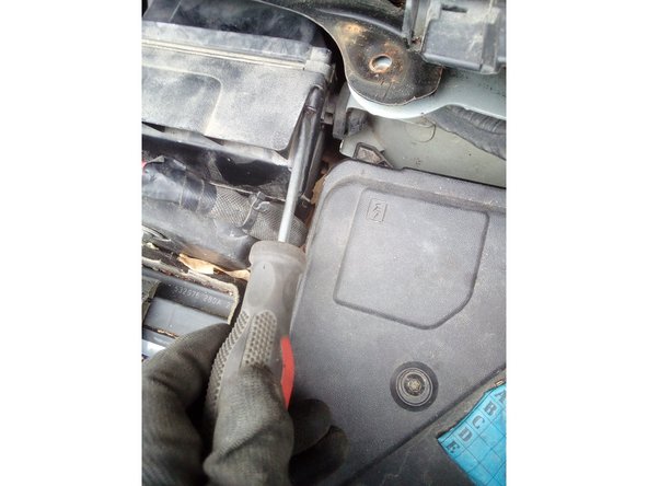 Démonter les 2 vis de fixation du support de filtre (côté gauche l'accès est limiter, utiliser un petit tournevis)