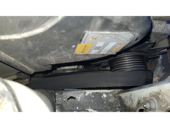 Pour détendre la courroie il suffit de pousser l'alternateur vers la courroie de distribution puis retirer la courroie.