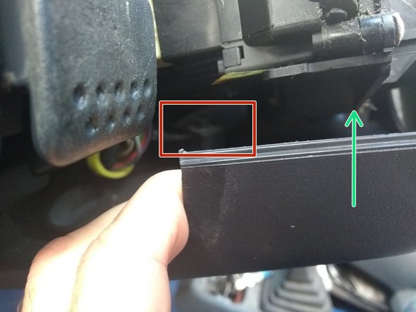 Repositionner le carter inérieur