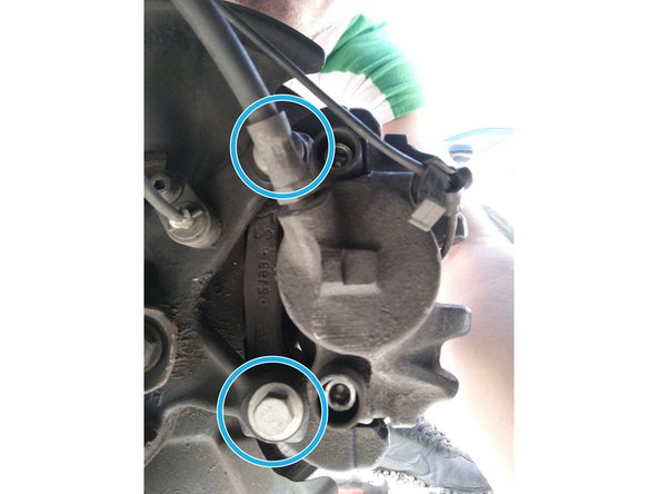 Le support de plaquettes est maintenue par 2 vis à tête H (douille de 16) qui se trouvent derrière la tôle de protection du disque