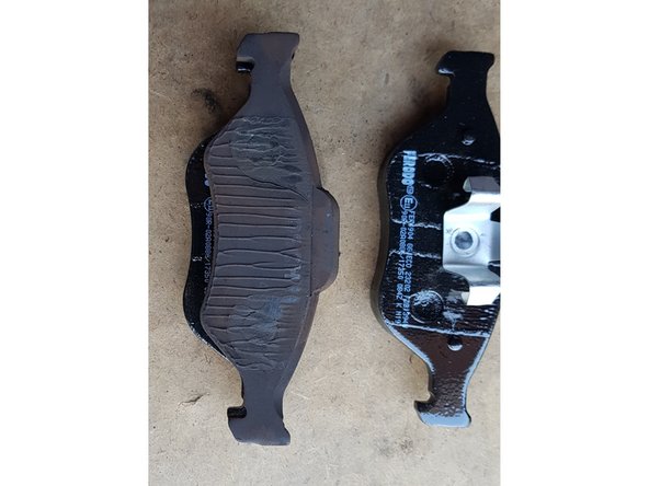 Et voilà le résultat : le disque est trop grand (ø260 alors qu'il me faut du ø240) et les plaquettes trop hautes. En fait les pièces qu'il me fallait correspondent à la version 08/1999 à 03/2002.