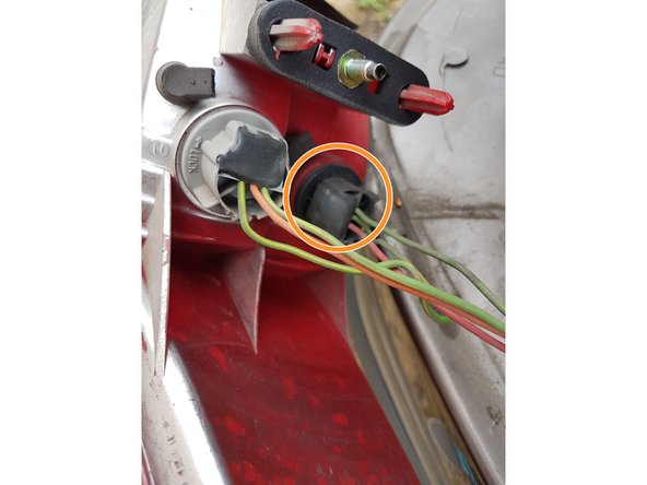 
Unscrew the black socket 1/4 turn
