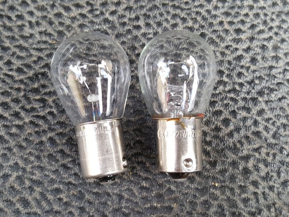 
Check that l'ampoule neuve is the same, (size, base, power)
