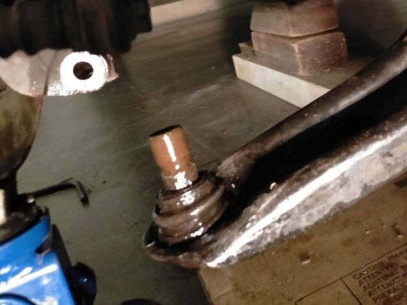 Extraire la rotule du pivot à l'aide d'un extracteur approprié.