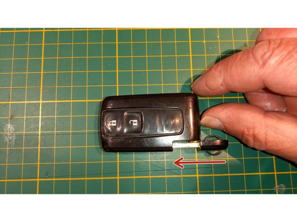 Visser le couvercle de pile, puis glisser le second couvercle, introduire ensuite la clé de secours. C'est terminé !