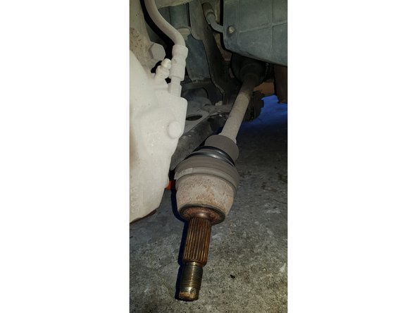 Tapez au marteau sur l'axe du cardan pour le déloger de son logement.