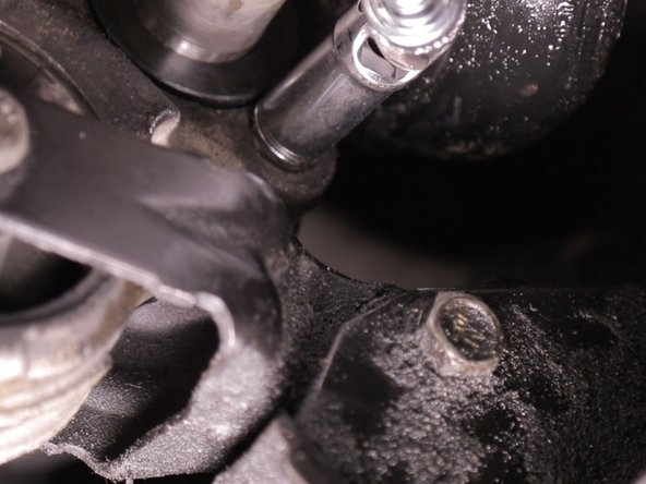 Repositionner et serrer les deux brides du roulement de cardan