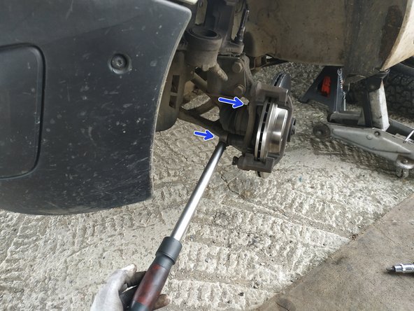 mettre le porte-étrier en place et visser les 2 vis de maintien à l'aide d'une clé de 18mm, couple de 100N.m