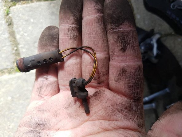 Sortir le capteur si récupérable de l'ancienne plaquette et le re insérer dans la nouvelle.