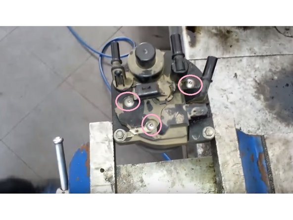 Revisser les 3 vis torx