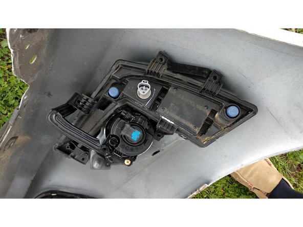 
Unscrew the screws using a Phillips screwdriver.
