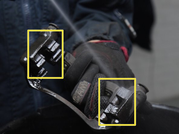 Nettoyer les emplacements des plaquettes sur la chape à l'aide de nettoyant frein et une brosse métallique