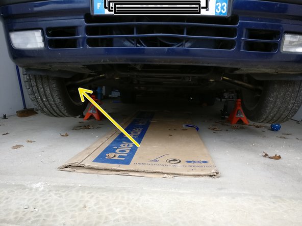 Regarder derrière le disque de frein pour apercevoir les vis à démonter