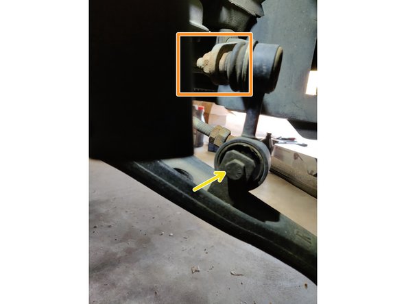 Un point de fixation en partie basse sur le triangle. Il y a une vis traversante et un écrou