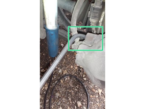 Avec une clé Allen de 7 mm désserrer les deux vis