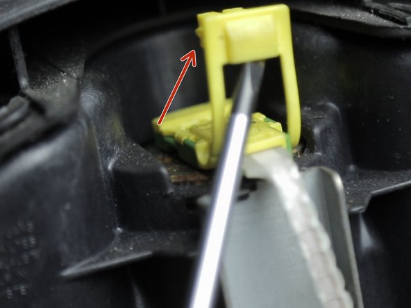 Retirer le connecteur en faisant levier avec le tournevis plat