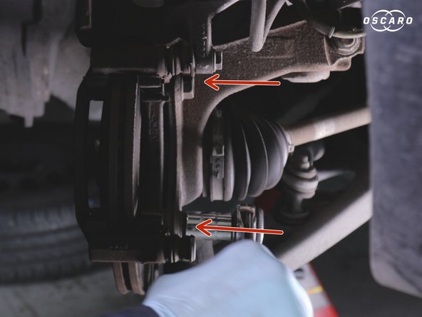 Desserrer,dévisser puis retirer les deux vis de la chape