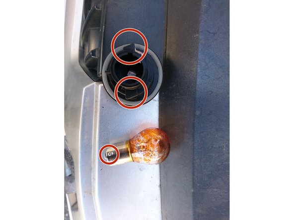 Voici les ergots à aligner avec les gorges du support