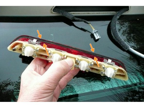 Verrouiller les clips en pressant les 2 pièces l'une contre l'autre