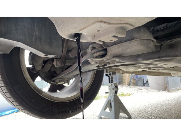 Je laisse l'huile s'écouler.