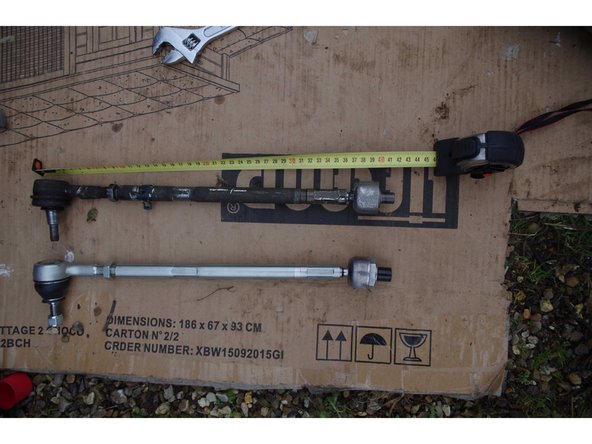 Je vous conseille de mettre le contre écrou à la longueur trouvée. Ainsi, quand vous enlèverez la rotule de direction pour passer le soufflet, vous aurez encore une trace de la longueur à laquelle la rotule doit être vissée. Sinon, vous pouvez aussi compter le nombre de tours que vous vissez dans la biellette.