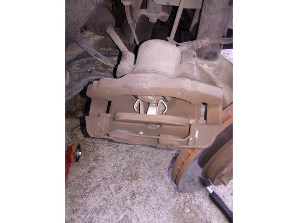 Enlever les plaquettes usagées en les faisant glisser vers l'intérieur. Celle du côté du piston contient un système qui la maintien au piston, il faut tirer fermement