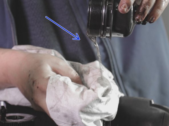 Nettoyer jusqu’à ce que le liquide à l’intérieur de la cloche soit transparent