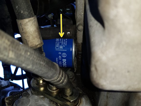 Posez le filtre neuf et vissez-le au bon couple.