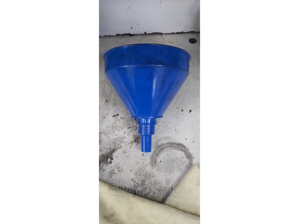 Une fois que le véhicule à bien était vidanger descendre le véhicule à l'aide du pont elevateur puis laisser le capot ouvert pour remplir l'huile moteur neuve adaptée à votre moteur recommandation: utiliser un entonnoir pour verser l'huile moteur dans le réservoir pour éviter les éclaboussures