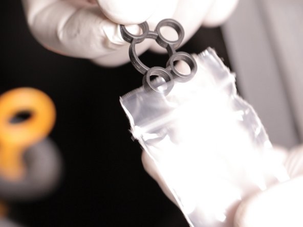 Replacer le nouveau joint sur le support central du boitier