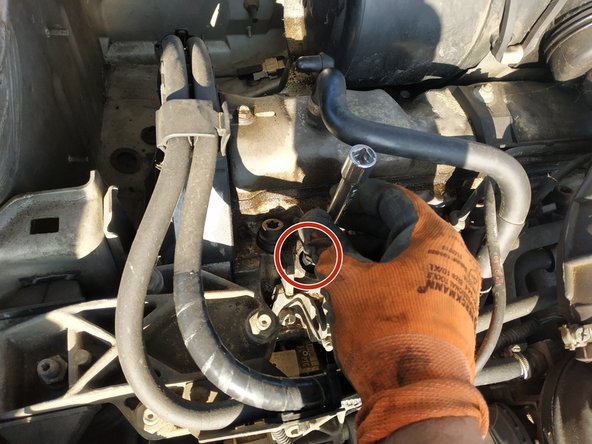 présenter la bougie et visser à la main au maximum