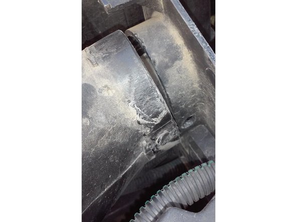 Mettre le tournevis dans le trou pousser dessus et avec l'autre main tirer sur la durite.