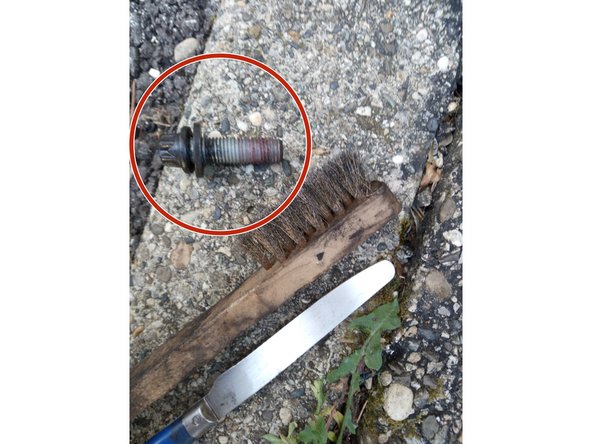 A l'aide de la brosse métallique et éventuellement d'un couteau, nettoyer le filetage des écrous Torx afin de retirer le frein filet usagé