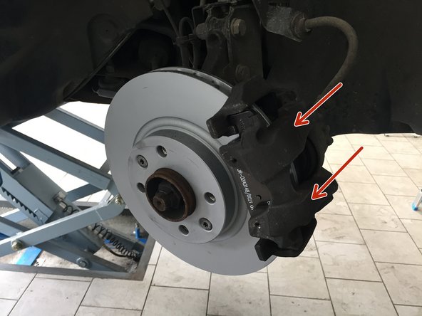 Visser les deux vis de 7 à l'aide de la clé BTR