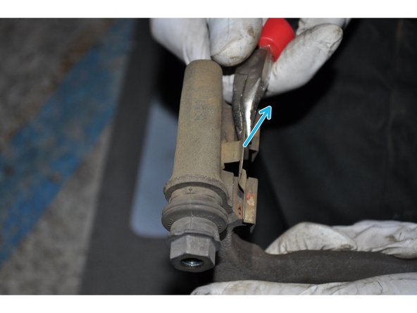 Sur le support d'étrier de frein, remplacer le kit d'accessoires de plaquettes de frein