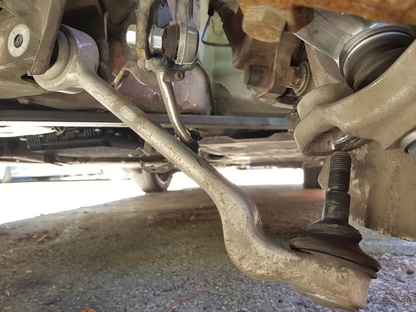 Tournez les roues de façon à laisser suffisamment d'espace pour sortir la vis côté châssis sans endommager le soufflet de direction.