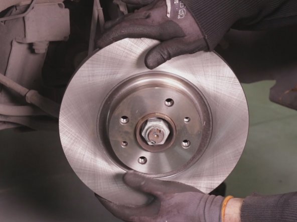 Rapprocher les 2 vis du disque à la main