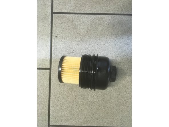 Remonter le sur le moteur en commençant le serrage à la main et en  le terminant avec le cliquet