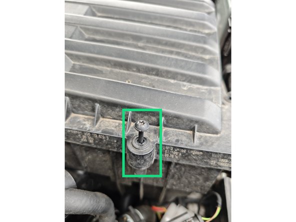 
Comme montr&eacute; sur la troisi&egrave;me photo, les vis ne sortent pas totalement du couvercle et restent solidaires de celui-ci, c'est normal.
