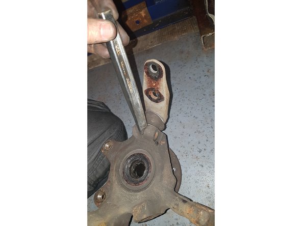 On peut maintenant enlever la rotule du pivot sans probleme, en utilisant un burin pour agrandir l'ouverture et sortir le pivot.