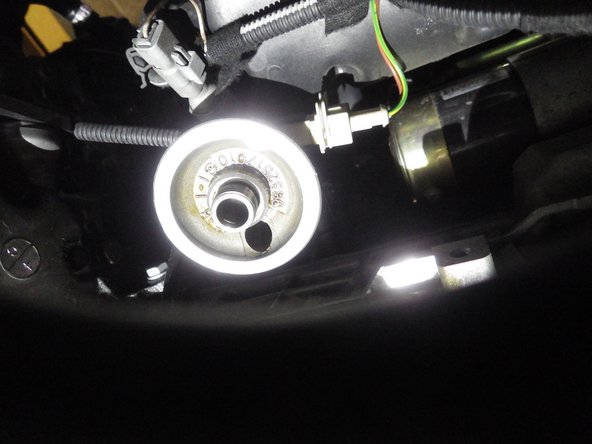 A laide d'un chiffon sec, bien nettoyer la surface d’accueil du nouveau filtre. Attention ne jamais utiliser de clef pour serrer le filtre à huile sinon son futur enlèvement serra très difficile.