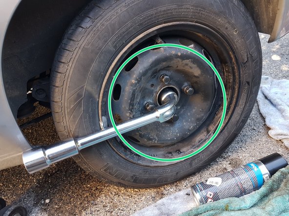 
Replace the nut with its washer. And tighten it moderately, before the final tightening. Reassemble the wheel so that you can force it with the extension.
