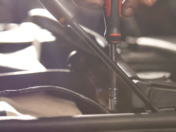 Retirer la vis présente des deux côtés de la baie de pare brise à l'aide de la clé à pipe de 8