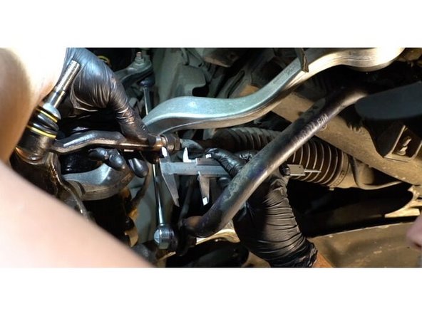 Lors du démontage, marquez ou mesurez la position précise du joint rotule sur la tige, ou comptez le nombre de tours afin d'éviter un mauvais alignement futur. Utilisez un pied à coulisse.