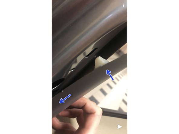 Reposer le cache sur sa partie basse puis poussez pour enclencher l'agrafe en plastique dans son logement