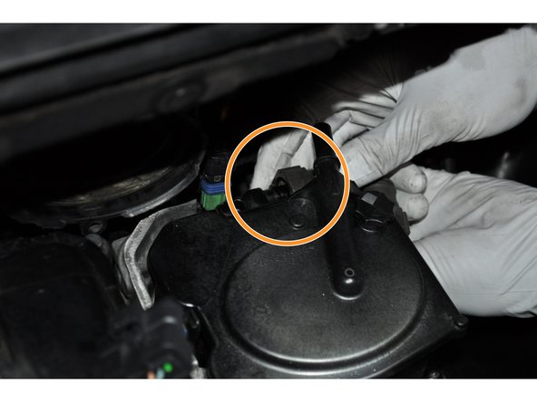 Débrancher le troisième tuyau de gazole à l'arrière du filtre.