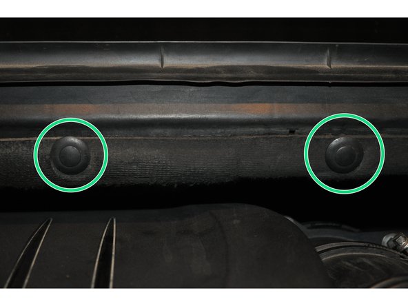 Continuer à dégrafer les attaches plastique avec un tournevis plat.