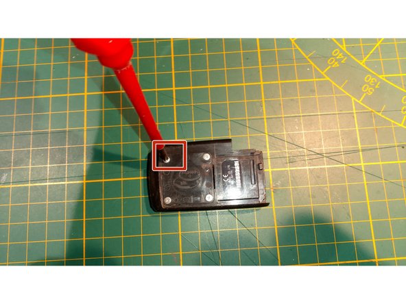 Visser le couvercle de pile, puis glisser le second couvercle, introduire ensuite la clé de secours. C'est terminé !