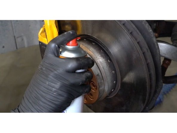 Nettoyez la surface du disque de frein. Servez-vous d'un nettoyant pour freins. et n’hésiter pas a en mettre beaucoup